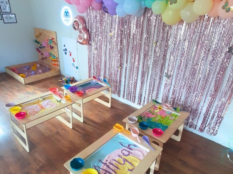 Kids at a Playhouse Messy Play party at Sensory Seekers